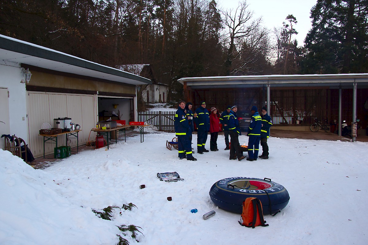 Jugendgruppe fährt Schlitten im Spessart-Wald