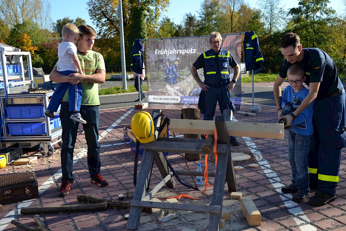 1. Familienmesse des Landkreises Main Spessart THW zeigt Technik zum Anfassen