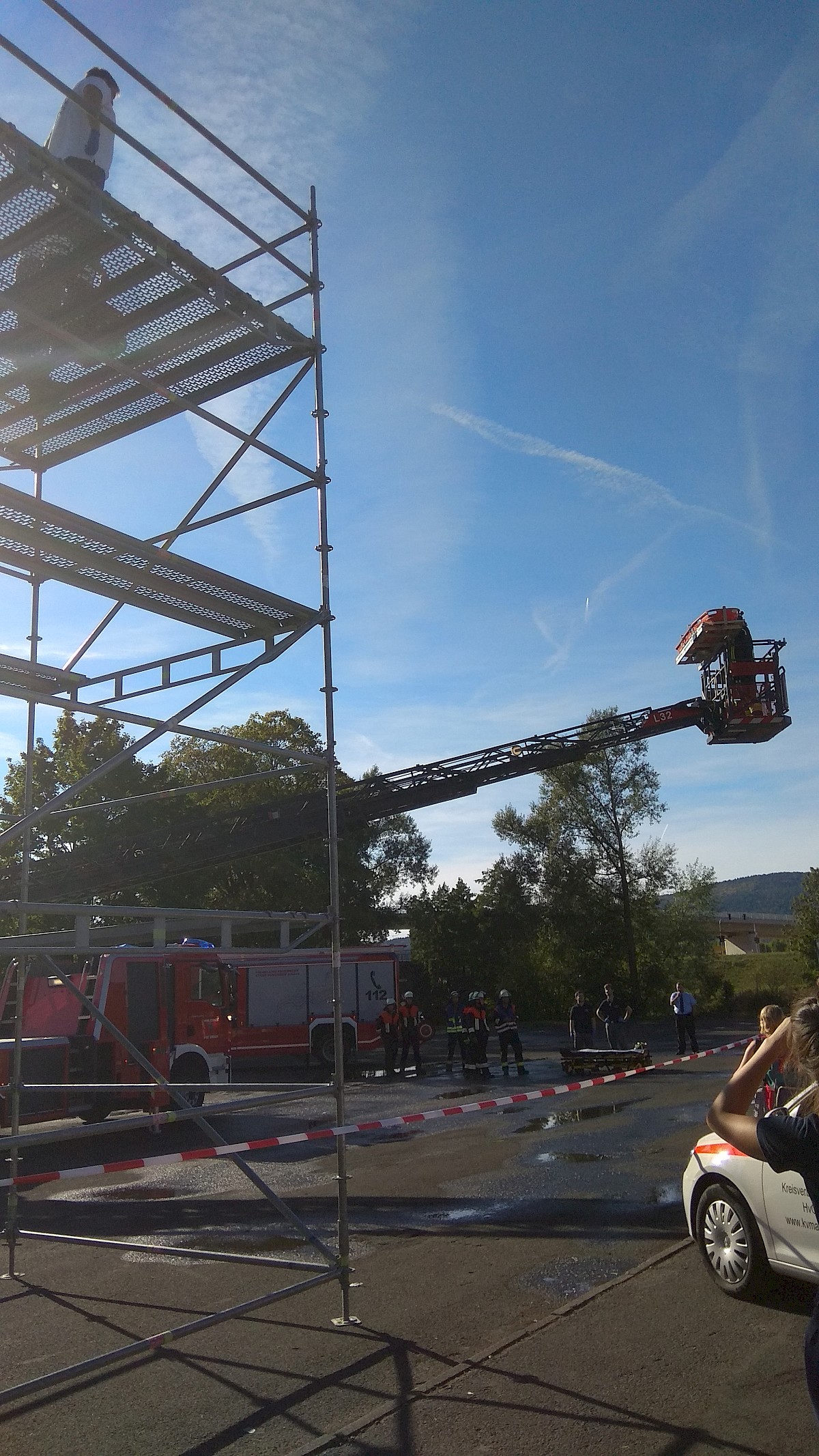 THW Lohr baut EGS-Turm am Blautlichttag in Gemünden