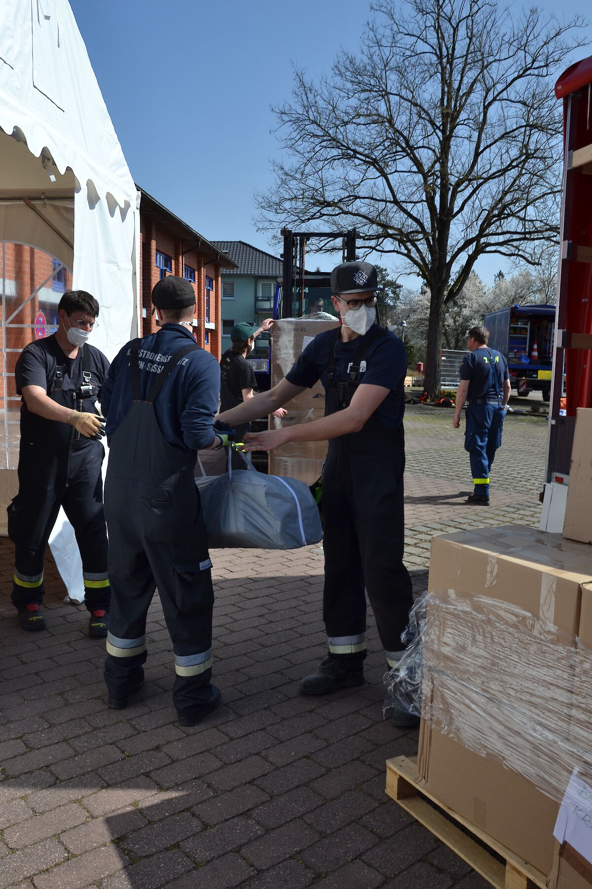 Alle Zahnräder griffen ineinander beim Aufbau der Notunterkunft in der Spessarttorhalle.