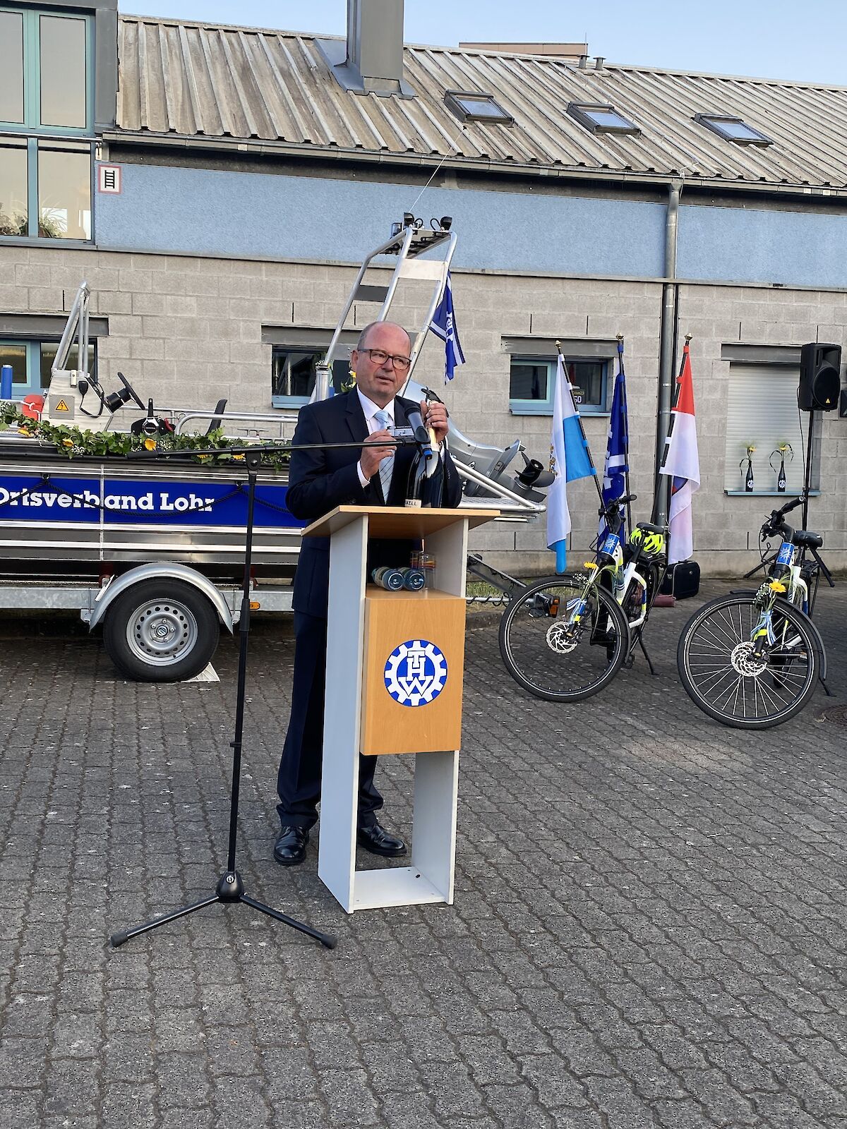 Feierliche Fahrzeugsegnung unseres neuen Einsatzbootes und des PKW OV Ford Ranger