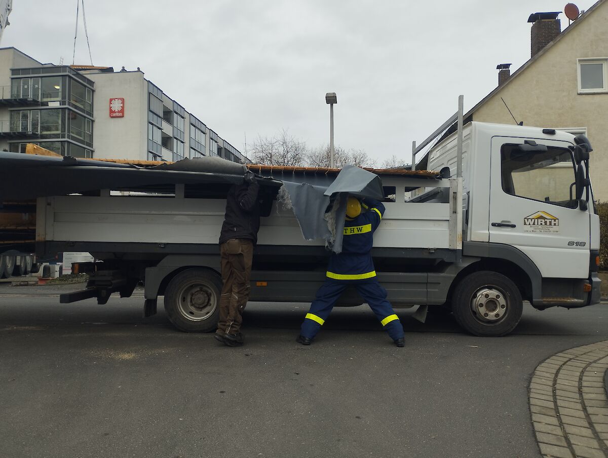 Einsatz auf dem Dach des Caritas Seniorenheimes nach Sturm Zoltan