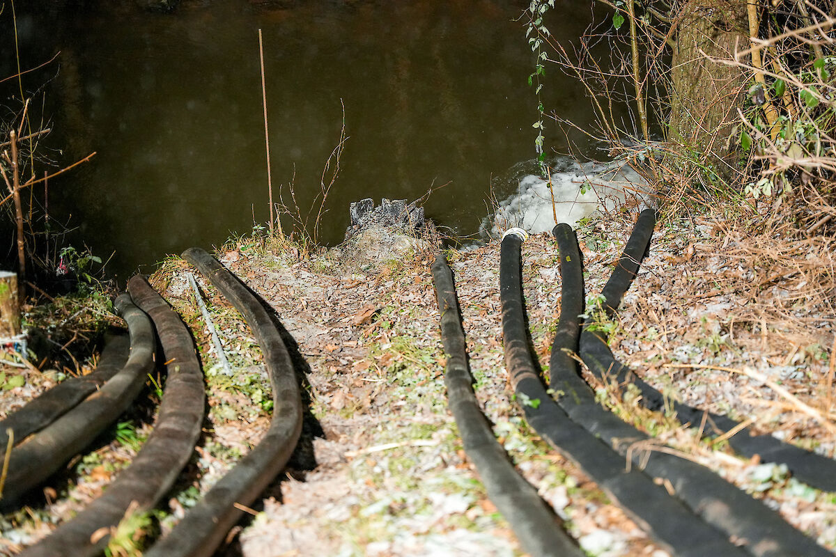 Erfolgreicher Großeinsatz zur vorsorglichen Dammsicherung am Baggersee Emma-Süd in Kahl am Main